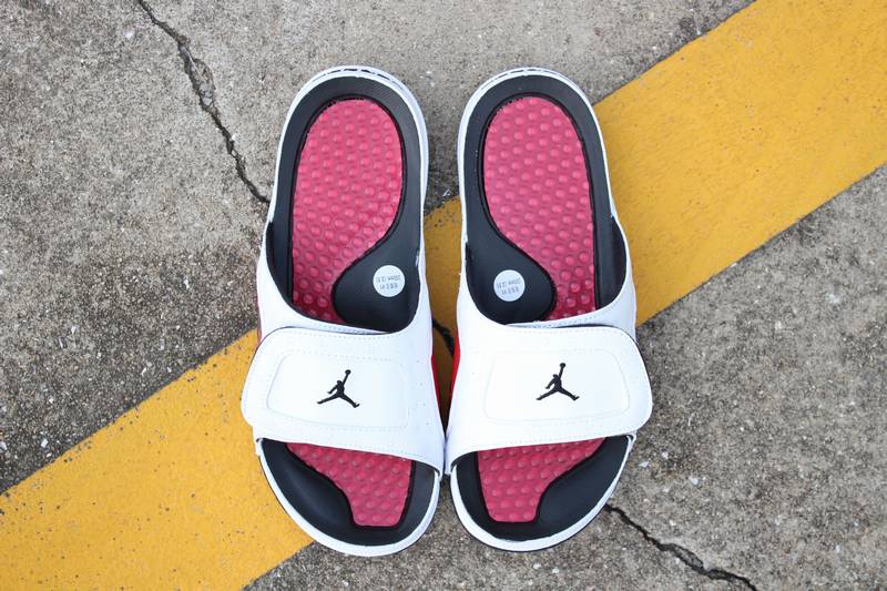 Les sandales claquettes Jordan sont un incontournable pour ceux qui recherchent un mélange parfait entre confort et style décontracté.