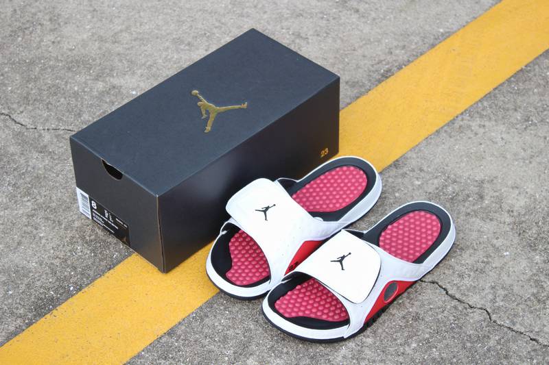 Les sandales claquettes Jordan sont un incontournable pour ceux qui recherchent un mélange parfait entre confort et style décontracté.