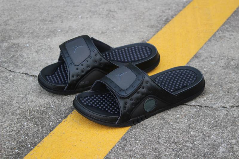 Les sandales claquettes Jordan sont un incontournable pour ceux qui recherchent un mélange parfait entre confort et style décontracté.
