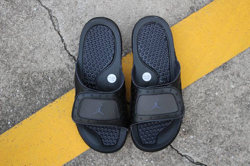 Les sandales claquettes Jordan sont un incontournable pour ceux qui recherchent un mélange parfait entre confort et style décontracté.