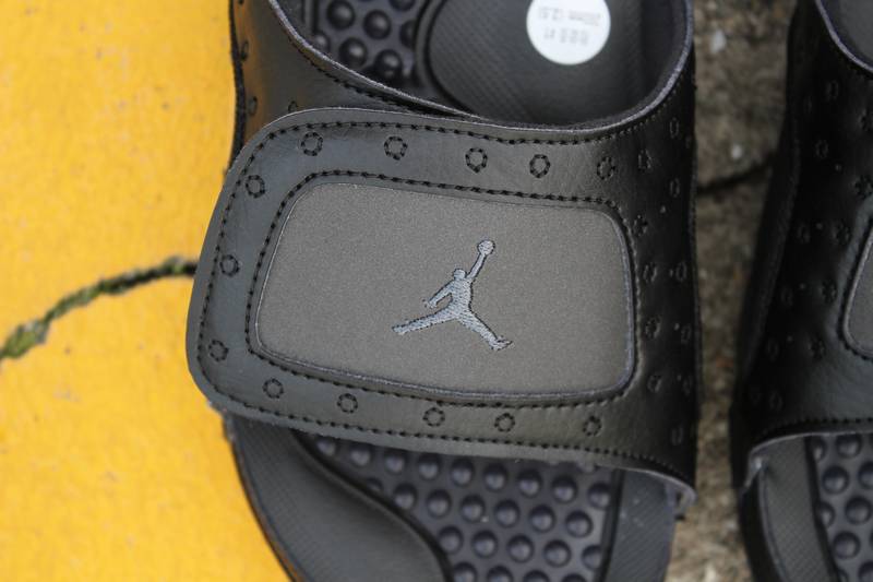 Les sandales claquettes Jordan sont un incontournable pour ceux qui recherchent un mélange parfait entre confort et style décontracté.