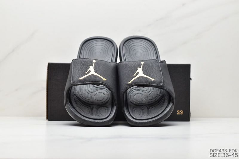 Les sandales claquettes Jordan sont un incontournable pour ceux qui recherchent un mélange parfait entre confort et style décontracté.