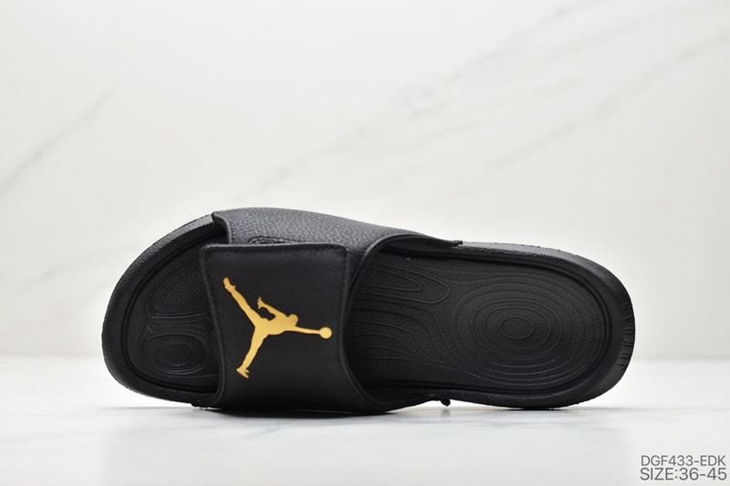 Les sandales claquettes Jordan sont un incontournable pour ceux qui recherchent un mélange parfait entre confort et style décontracté.