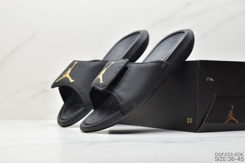 Les sandales claquettes Jordan sont un incontournable pour ceux qui recherchent un mélange parfait entre confort et style décontracté.