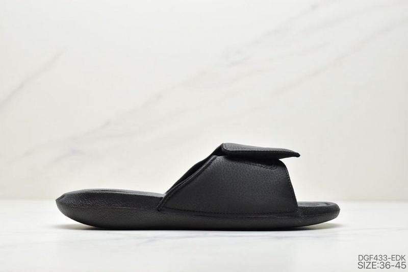 Les sandales claquettes Jordan sont un incontournable pour ceux qui recherchent un mélange parfait entre confort et style décontracté.