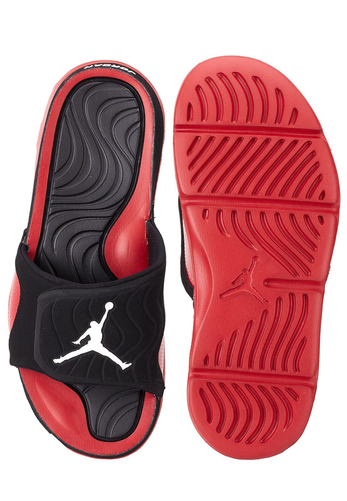 Les sandales claquettes Jordan sont un incontournable pour ceux qui recherchent un mélange parfait entre confort et style décontracté.