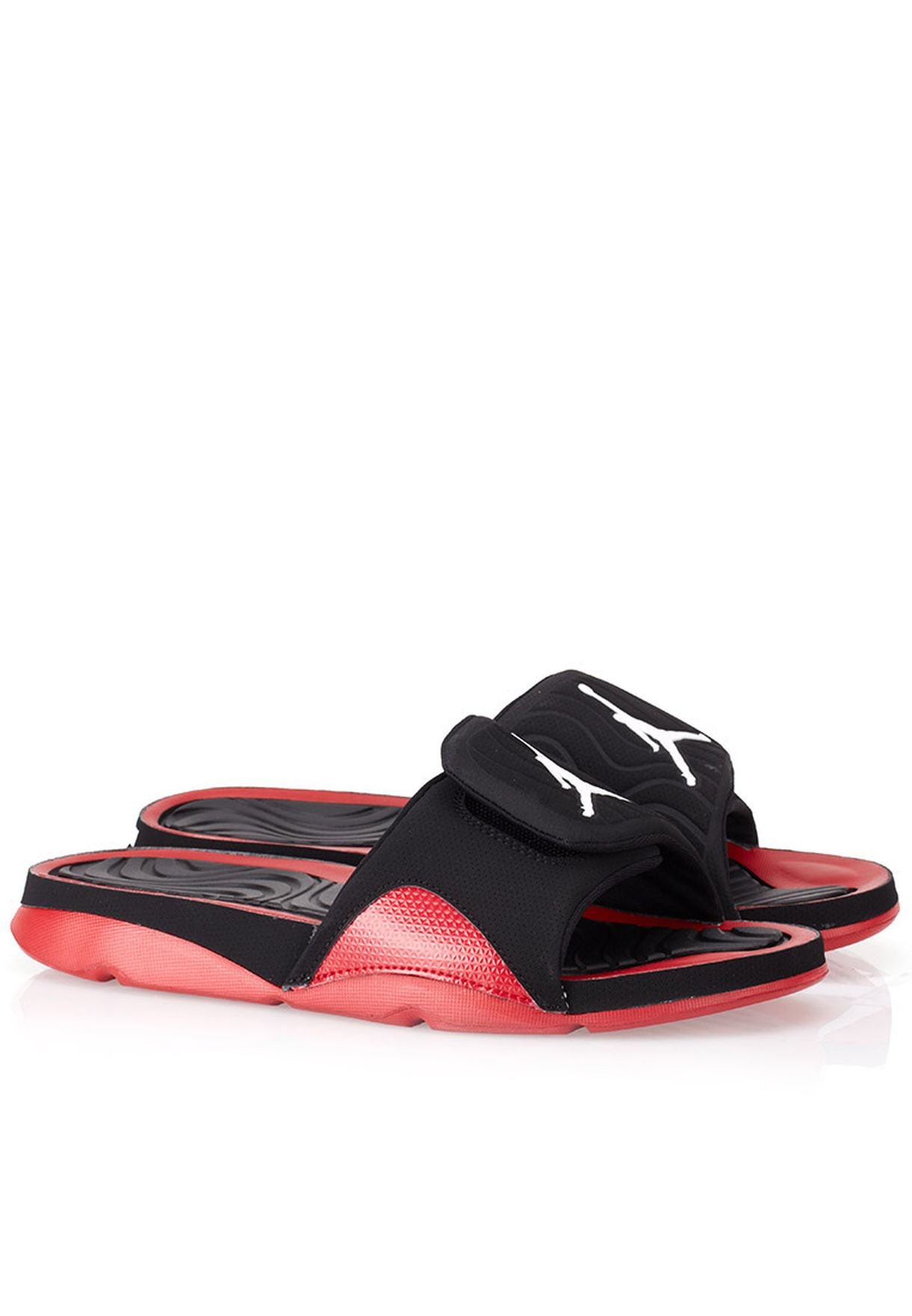 Les sandales claquettes Jordan sont un incontournable pour ceux qui recherchent un mélange parfait entre confort et style décontracté.