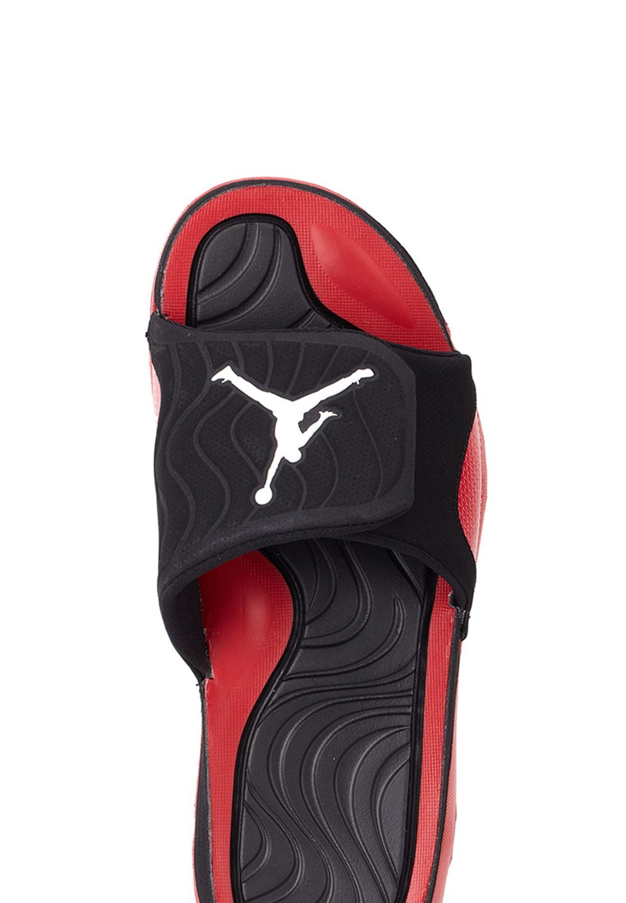 Les sandales claquettes Jordan sont un incontournable pour ceux qui recherchent un mélange parfait entre confort et style décontracté.