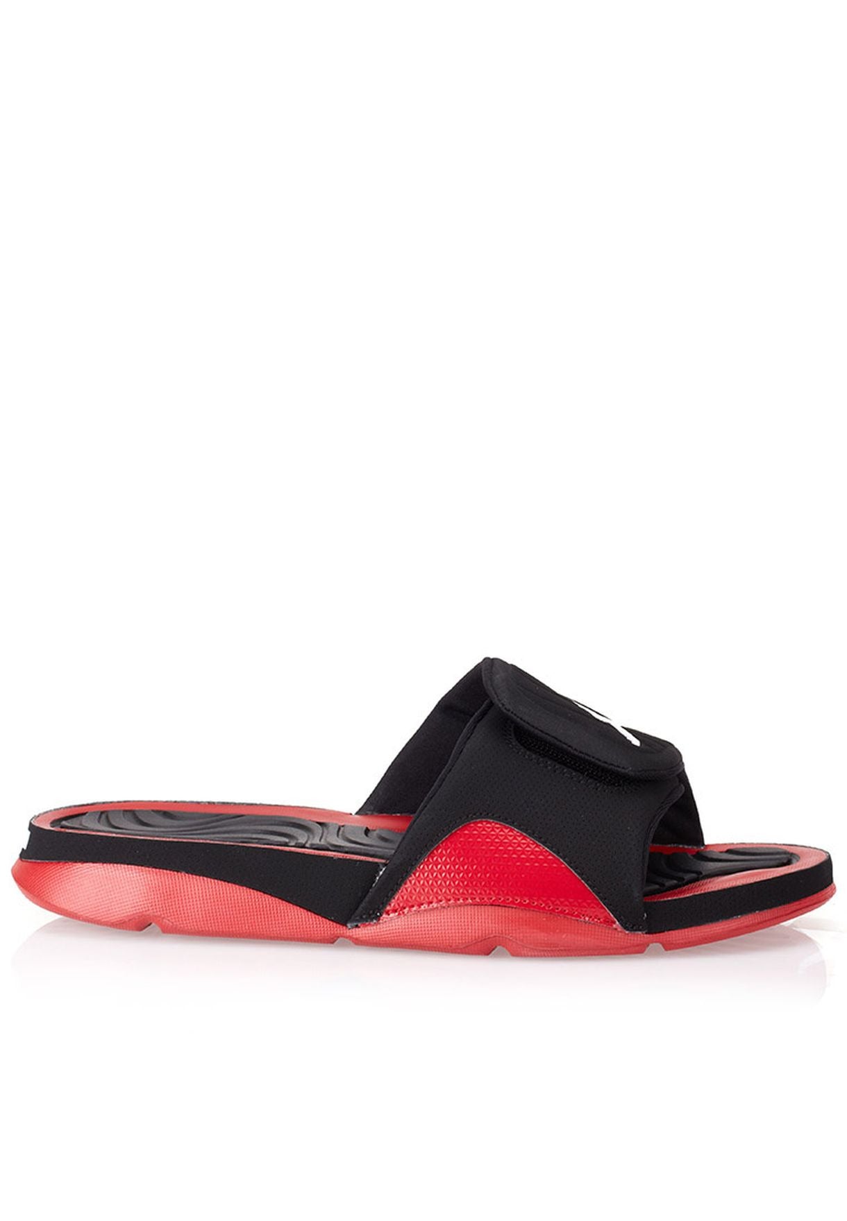 Les sandales claquettes Jordan sont un incontournable pour ceux qui recherchent un mélange parfait entre confort et style décontracté.