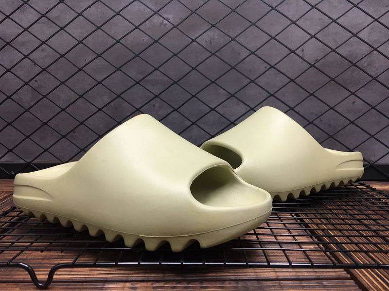 Les sandales claquettes Adidas sont un incontournable pour ceux qui recherchent un mélange parfait entre confort et style décontracté.