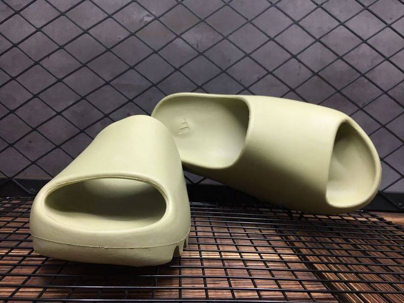 Les sandales claquettes Adidas sont un incontournable pour ceux qui recherchent un mélange parfait entre confort et style décontracté.