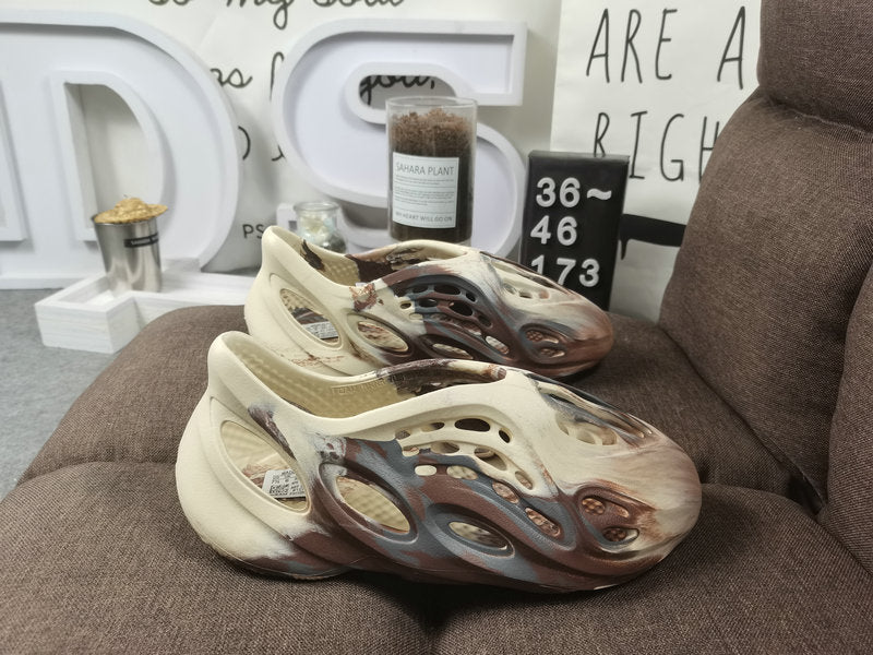 Les sandales claquettes Adidas sont un incontournable pour ceux qui recherchent un mélange parfait entre confort et style décontracté.