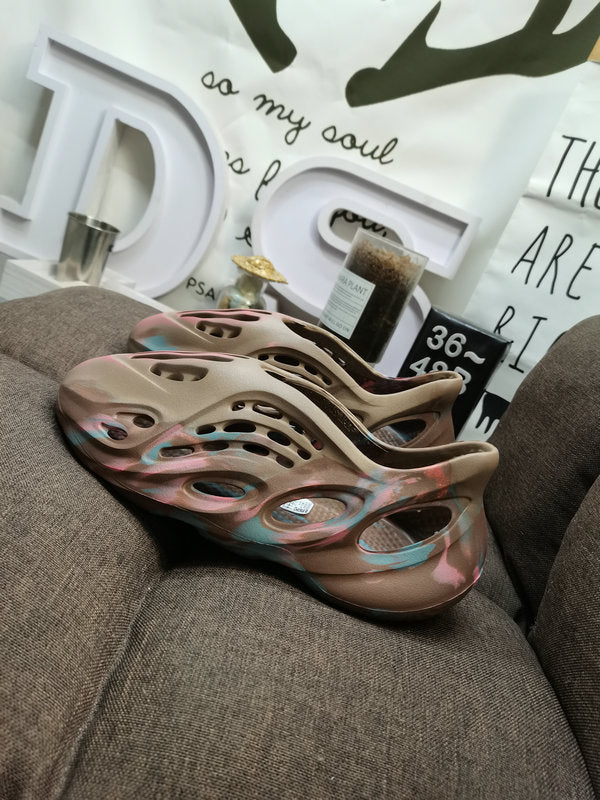 Les sandales claquettes Adidas sont un incontournable pour ceux qui recherchent un mélange parfait entre confort et style décontracté.