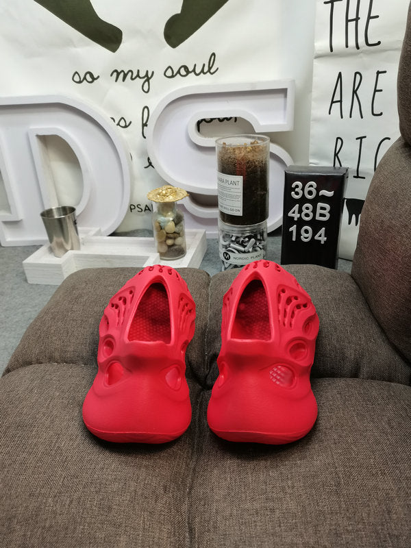Les sandales claquettes Adidas sont un incontournable pour ceux qui recherchent un mélange parfait entre confort et style décontracté.