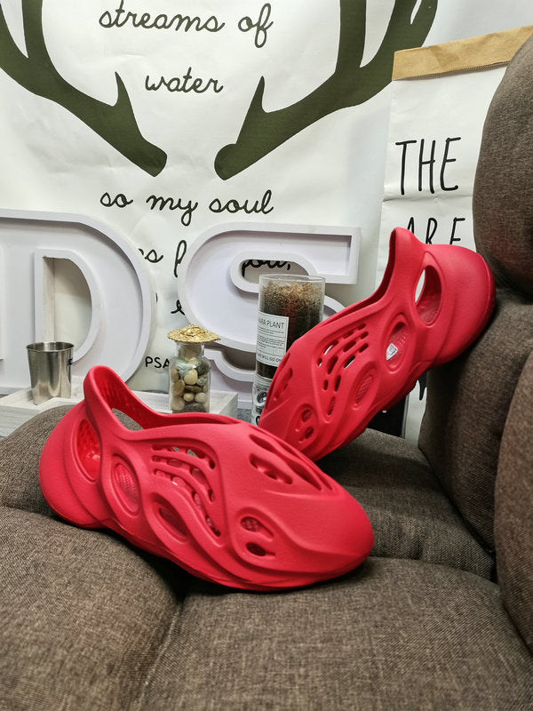 Les sandales claquettes Adidas sont un incontournable pour ceux qui recherchent un mélange parfait entre confort et style décontracté.
