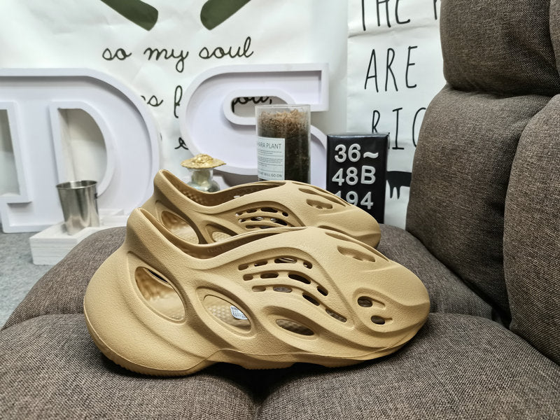 Les sandales claquettes Adidas sont un incontournable pour ceux qui recherchent un mélange parfait entre confort et style décontracté.