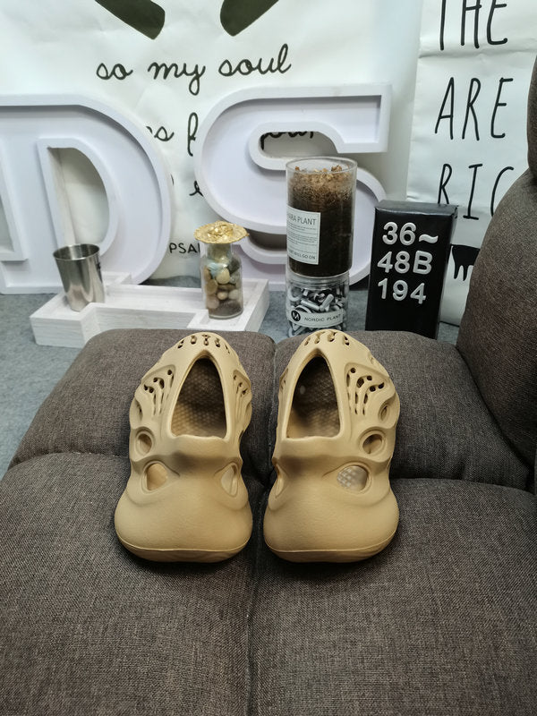 Les sandales claquettes Adidas sont un incontournable pour ceux qui recherchent un mélange parfait entre confort et style décontracté.