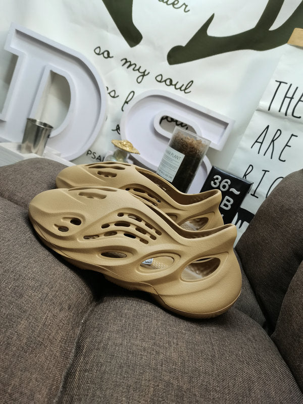 Les sandales claquettes Adidas sont un incontournable pour ceux qui recherchent un mélange parfait entre confort et style décontracté.