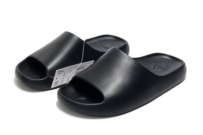 Les sandales claquettes Adidas sont un incontournable pour ceux qui recherchent un mélange parfait entre confort et style décontracté.