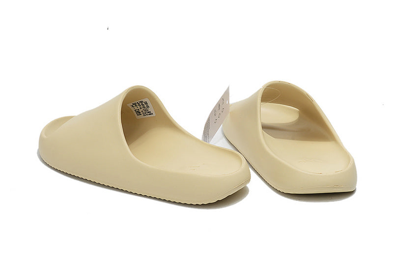 Les sandales claquettes Adidas sont un incontournable pour ceux qui recherchent un mélange parfait entre confort et style décontracté.