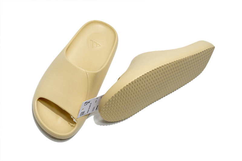 Les sandales claquettes Adidas sont un incontournable pour ceux qui recherchent un mélange parfait entre confort et style décontracté.