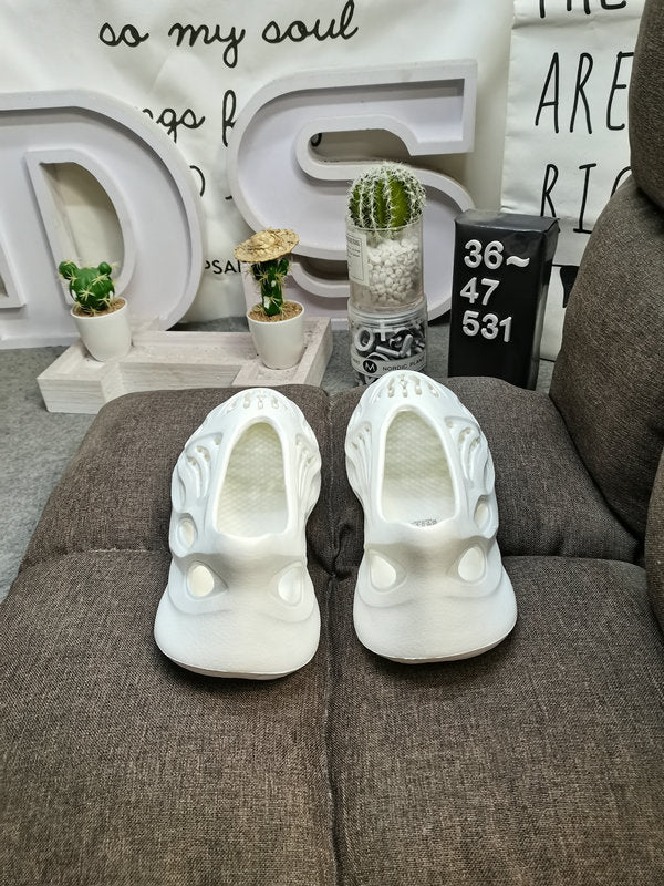 Les sandales claquettes Adidas sont un incontournable pour ceux qui recherchent un mélange parfait entre confort et style décontracté.