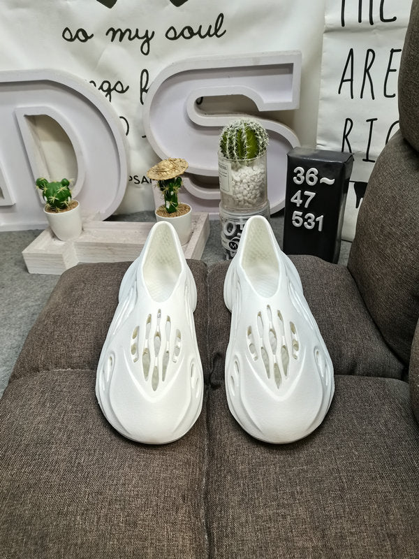 Les sandales claquettes Adidas sont un incontournable pour ceux qui recherchent un mélange parfait entre confort et style décontracté.
