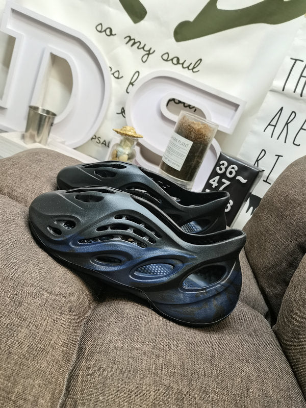 Les sandales claquettes Adidas sont un incontournable pour ceux qui recherchent un mélange parfait entre confort et style décontracté.
