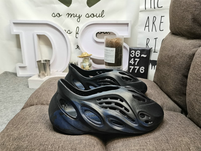 Les sandales claquettes Adidas sont un incontournable pour ceux qui recherchent un mélange parfait entre confort et style décontracté.