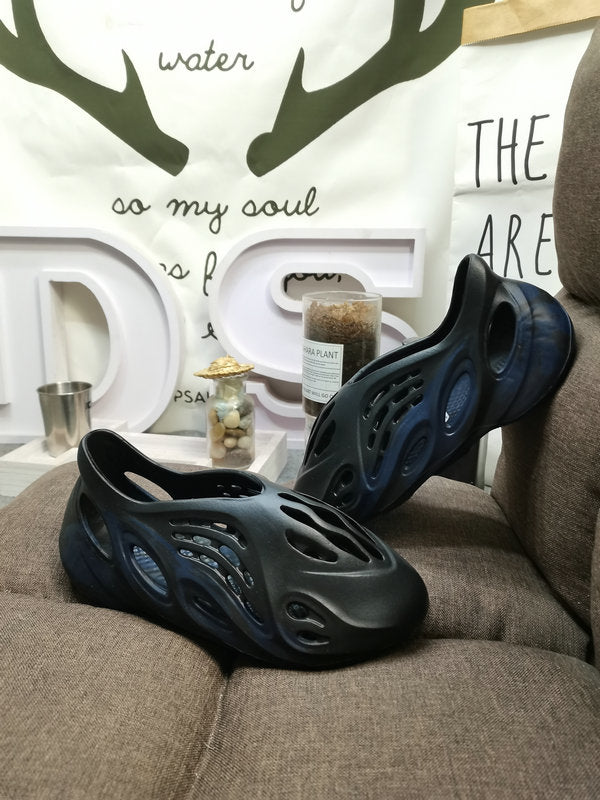 Les sandales claquettes Adidas sont un incontournable pour ceux qui recherchent un mélange parfait entre confort et style décontracté.