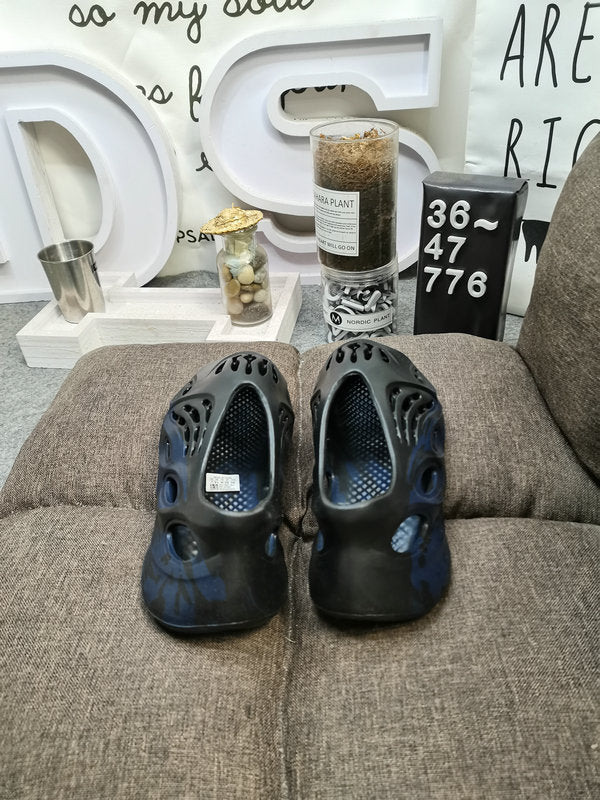 Les sandales claquettes Adidas sont un incontournable pour ceux qui recherchent un mélange parfait entre confort et style décontracté.