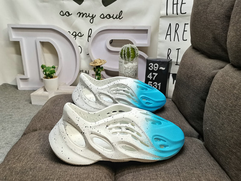Les sandales claquettes Adidas sont un incontournable pour ceux qui recherchent un mélange parfait entre confort et style décontracté.