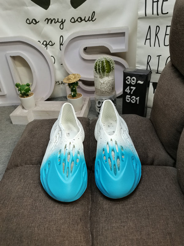 Les sandales claquettes Adidas sont un incontournable pour ceux qui recherchent un mélange parfait entre confort et style décontracté.