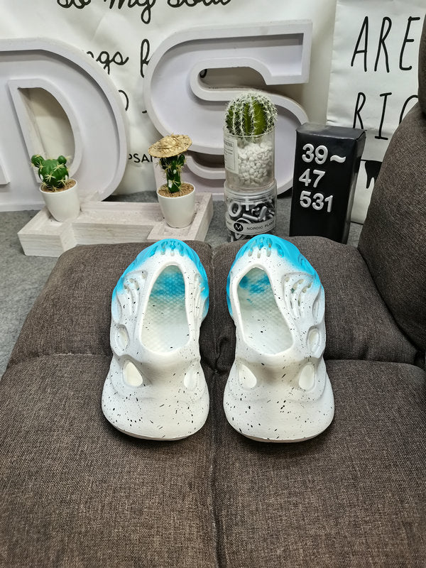 Les sandales claquettes Adidas sont un incontournable pour ceux qui recherchent un mélange parfait entre confort et style décontracté.