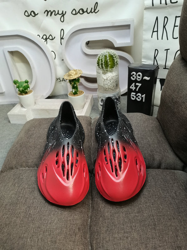 Les sandales claquettes Adidas sont un incontournable pour ceux qui recherchent un mélange parfait entre confort et style décontracté.