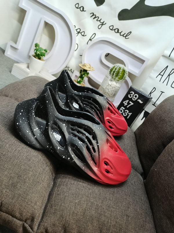 Les sandales claquettes Adidas sont un incontournable pour ceux qui recherchent un mélange parfait entre confort et style décontracté.