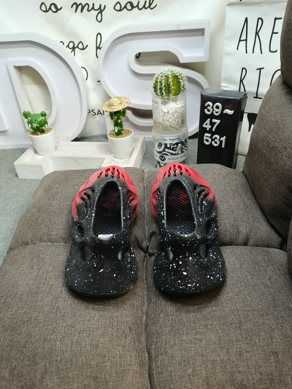 Les sandales claquettes Adidas sont un incontournable pour ceux qui recherchent un mélange parfait entre confort et style décontracté.