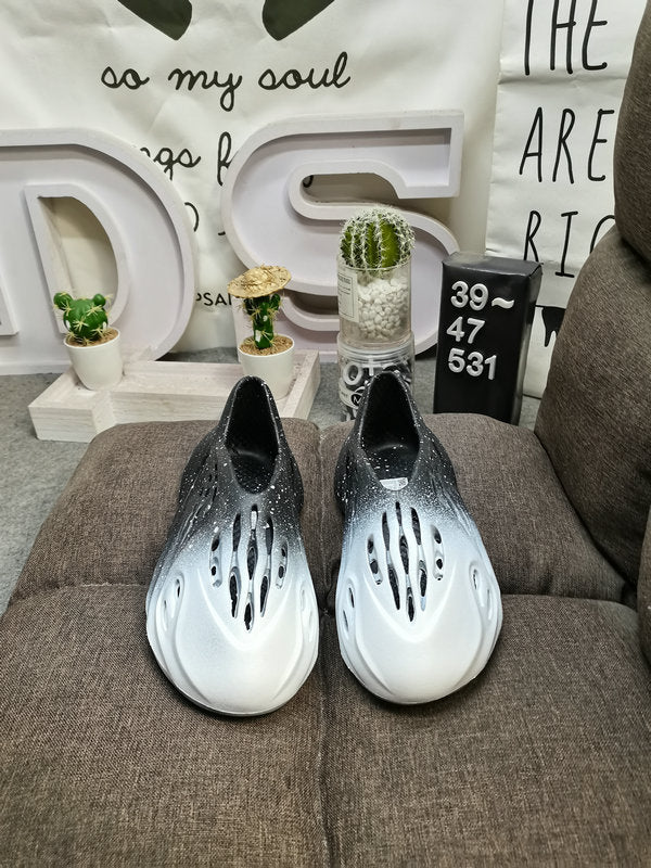 Les sandales claquettes Adidas sont un incontournable pour ceux qui recherchent un mélange parfait entre confort et style décontracté.