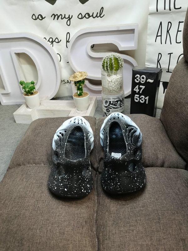 Les sandales claquettes Adidas sont un incontournable pour ceux qui recherchent un mélange parfait entre confort et style décontracté.