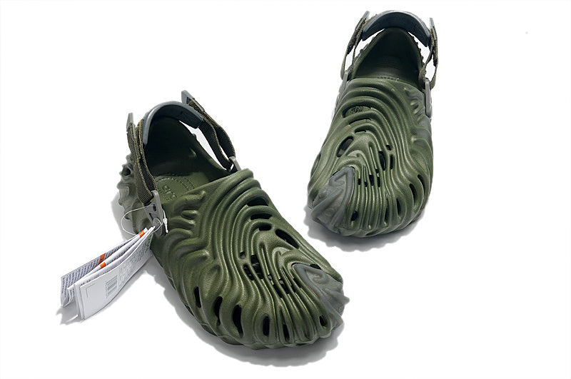 Les sandales Crocs Salehe Bembury Crocodile révolutionnent le style des claquettes en apportant une touche futuriste et organique, propre à l’univers du designer.