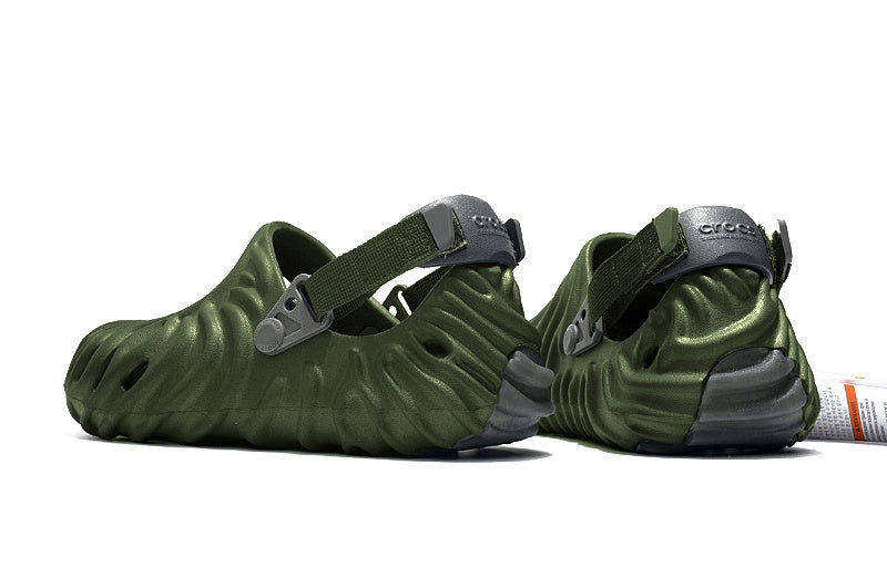 Les sandales Crocs Salehe Bembury Crocodile révolutionnent le style des claquettes en apportant une touche futuriste et organique, propre à l’univers du designer.