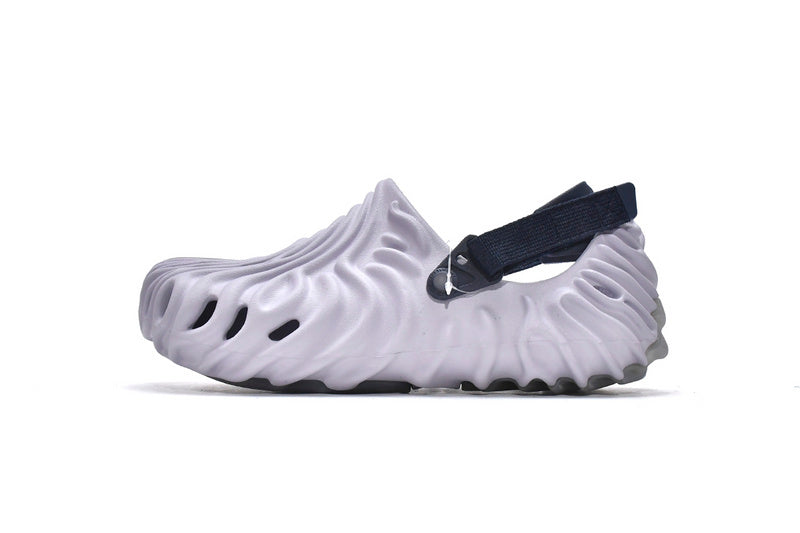Les sandales Crocs Salehe Bembury Crocodile révolutionnent le style des claquettes en apportant une touche futuriste et organique, propre à l’univers du designer.