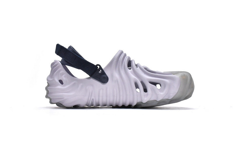 Les sandales Crocs Salehe Bembury Crocodile révolutionnent le style des claquettes en apportant une touche futuriste et organique, propre à l’univers du designer.