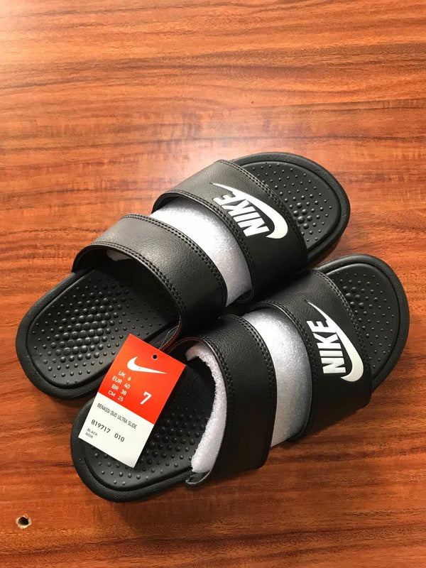 Les sandales claquettes nike sont un incontournable pour ceux qui recherchent un mélange parfait entre confort et style décontracté.