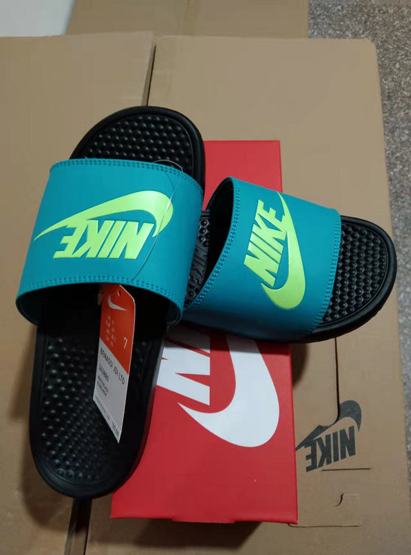 Les sandales claquettes nike sont un incontournable pour ceux qui recherchent un mélange parfait entre confort et style décontracté.