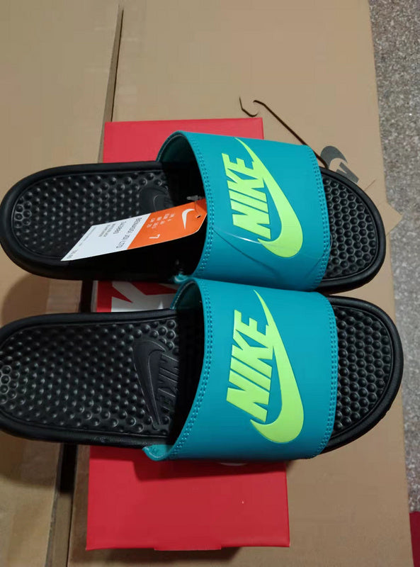 Les sandales claquettes nike sont un incontournable pour ceux qui recherchent un mélange parfait entre confort et style décontracté.