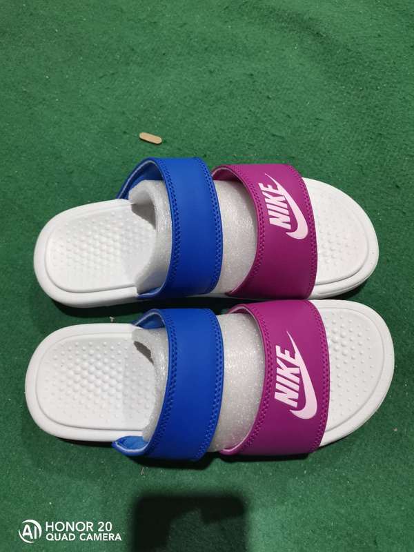 Les sandales claquettes nike sont un incontournable pour ceux qui recherchent un mélange parfait entre confort et style décontracté.