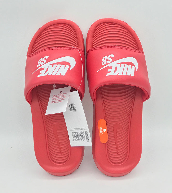 Les sandales claquettes nike sont un incontournable pour ceux qui recherchent un mélange parfait entre confort et style décontracté.