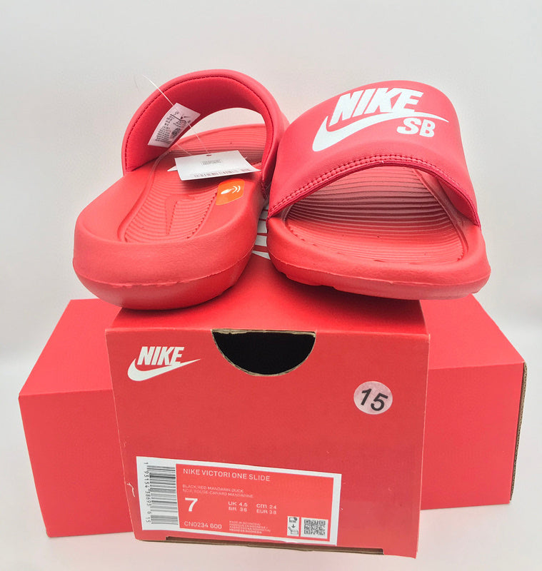 Les sandales claquettes nike sont un incontournable pour ceux qui recherchent un mélange parfait entre confort et style décontracté.