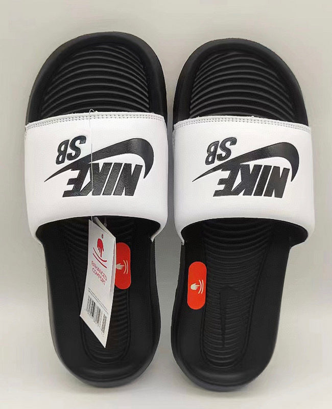 Les sandales claquettes nike sont un incontournable pour ceux qui recherchent un mélange parfait entre confort et style décontracté.